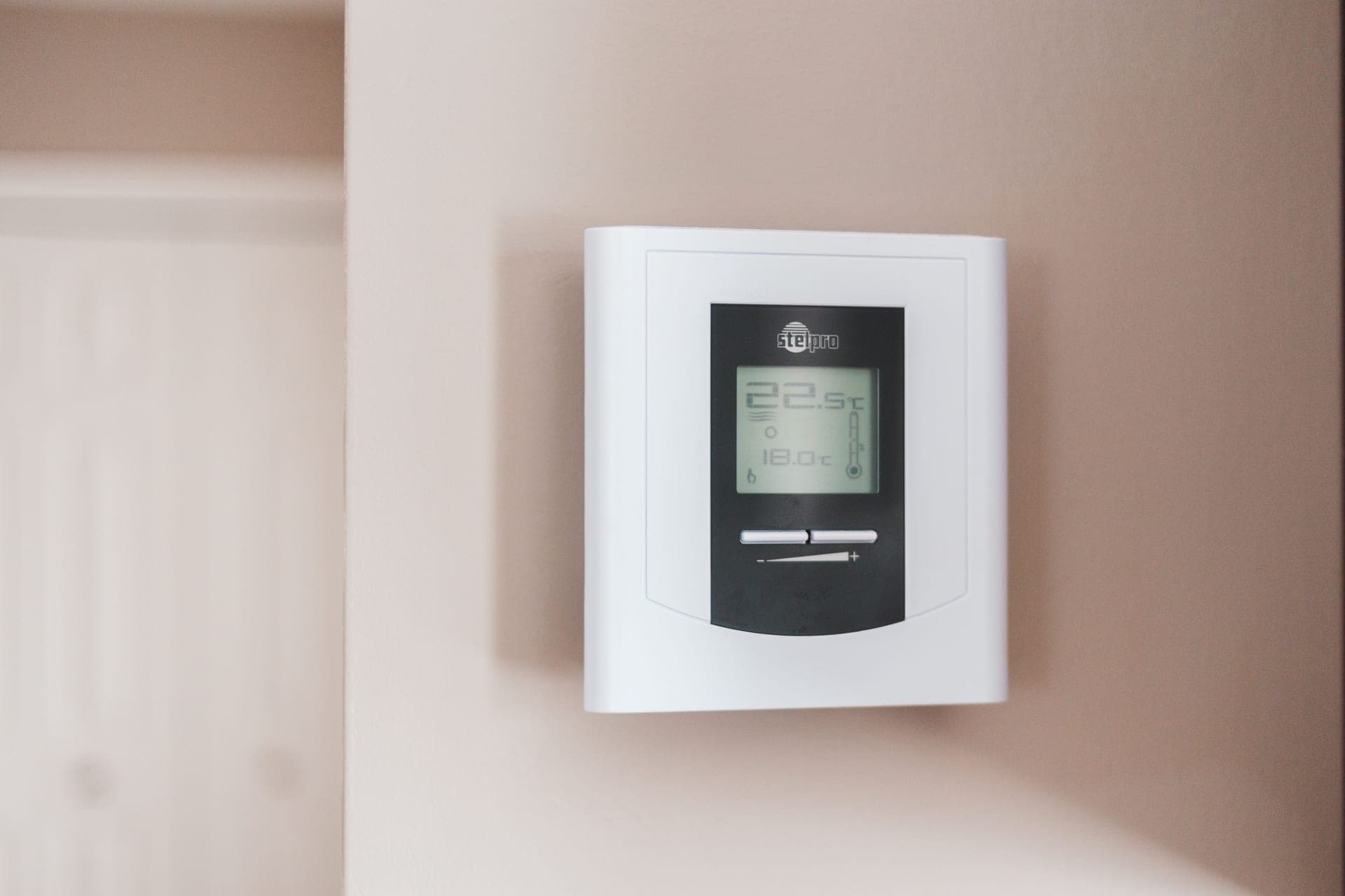 Illustrative photo of a combination smoke and carbon monoxide alarm with a digital display